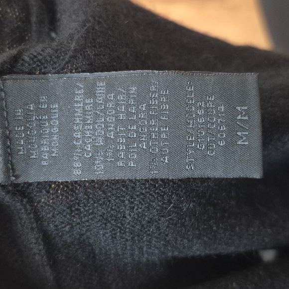 Guess Women’s Black Cashmere-Blend Luxury Knit Star Turtleneck Sweater – Size XS - Picture 3 of 3